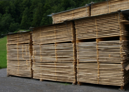 Ahornholz als Schnittholz im Aussenlager der Beer-Holz AG in Meiringen