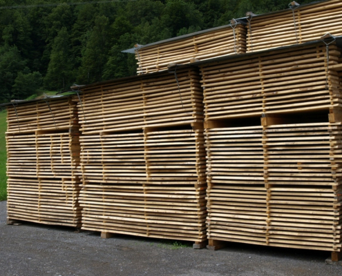 Ahornholz als Schnittholz im Aussenlager der Beer-Holz AG in Meiringen