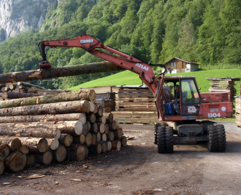 Rundholzumschlag mit Kranfahrzeug im Sägewerk der Beer-Holz AG in Meiringen Rundholzumschlag mit Kranfahrzeug im Sägewerk der Beer-Holz AG in Meiringen