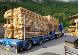 Verladung und Transport von Schnittholz ab dem Sägewerk der Beer-Holz AG in Meiringen Verladung und Transport von Schnittholz ab dem Sägewerk der Beer-Holz AG in Meiringen