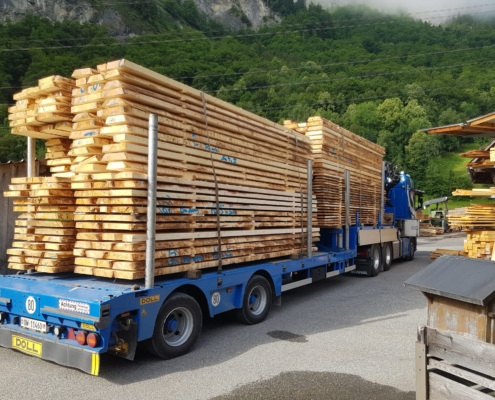 Verladung und Transport von Schnittholz ab dem Sägewerk der Beer-Holz AG in Meiringen Verladung und Transport von Schnittholz ab dem Sägewerk der Beer-Holz AG in Meiringen