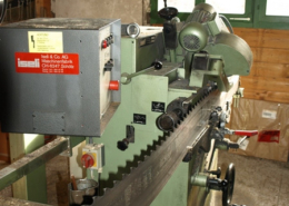 Bandsägenschärferei im Sägewerk der Beer-Holz AG in Meiringen Bandsägenschärferei im Sägewerk der Beer-Holz AG in Meiringen