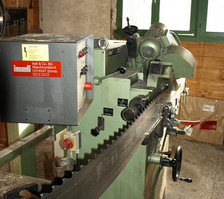 Bandsägenschärferei im Sägewerk der Beer-Holz AG in Meiringen Bandsägenschärferei im Sägewerk der Beer-Holz AG in Meiringen