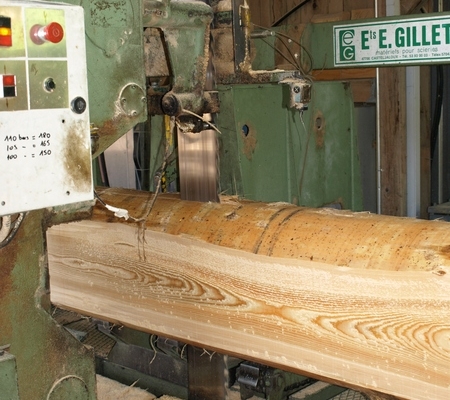 Einschnitt von Rundholz im Sägewerk der Beer-Holz AG in Meiringen Einschnitt von Rundholz im Sägewerk der Beer-Holz AG in Meiringen