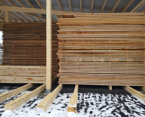 Lagerung und Trocknung von Schnittholz im Sägewerk der Beer-Holz AG in Meiringen Lagerung und Trocknung von Schnittholz im Sägewerk der Beer-Holz AG in Meiringen