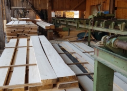 Sägen und Weiterverarbeitung von Massivholz im Sägewerk Beer Holz AG in Meiringen Sägen und Weiterverarbeitung von Massivholz im Sägewerk Beer Holz AG in Meiringen