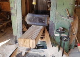 Hobeln und Profilieren von Massivholz im Hobelwerk der Beer-Holz AG in Meiringen Hobeln und Profilieren von Massivholz im Hobelwerk der Beer-Holz AG in Meiringen