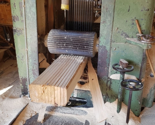 Hobeln und Profilieren von Massivholz im Hobelwerk der Beer-Holz AG in Meiringen Hobeln und Profilieren von Massivholz im Hobelwerk der Beer-Holz AG in Meiringen
