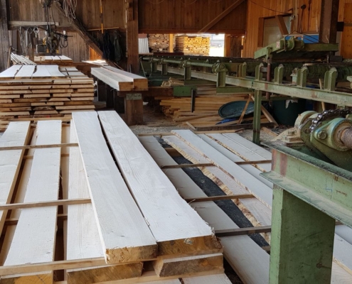 Sägen und Weiterverarbeitung von Massivholz im Sägewerk Beer Holz AG in Meiringen Sägen und Weiterverarbeitung von Massivholz im Sägewerk Beer Holz AG in Meiringen