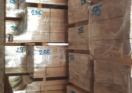 Gehobeltes und verpacktes Massivholz im Lager der Beer-Holz AG in Meiringen Gehobeltes und verpacktes Massivholz im Lager der Beer-Holz AG in Meiringen