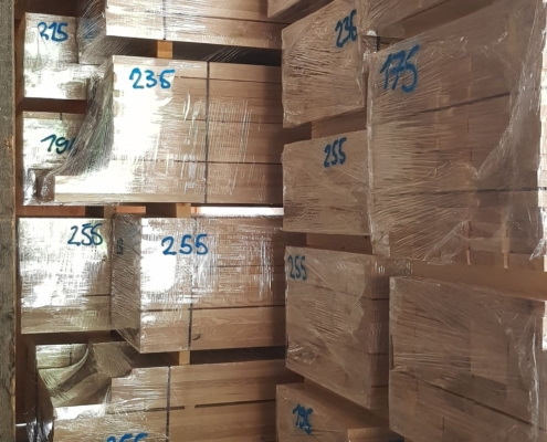 Gehobeltes und verpacktes Massivholz im Lager der Beer-Holz AG in Meiringen Gehobeltes und verpacktes Massivholz im Lager der Beer-Holz AG in Meiringen
