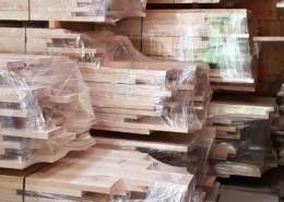 Gehobeltes und verpacktes Massivholz im Lager der Beer-Holz AG in Meiringen Gehobeltes und verpacktes Massivholz im Lager der Beer-Holz AG in Meiringen