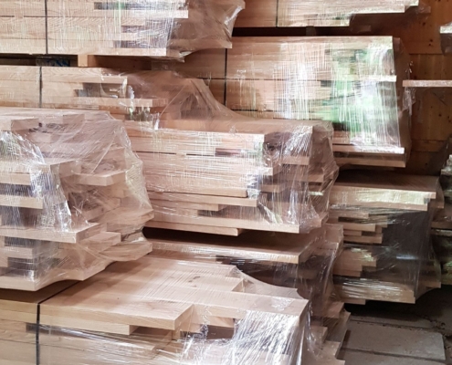 Gehobeltes und verpacktes Massivholz im Lager der Beer-Holz AG in Meiringen Gehobeltes und verpacktes Massivholz im Lager der Beer-Holz AG in Meiringen