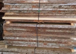 Rohbretter mit Rinde aus Schweizer Holz im Lager der Beer-Holz AG in Meiringen Rohbretter mit Rinde aus Schweizer Holz im Lager der Beer-Holz AG in Meiringen