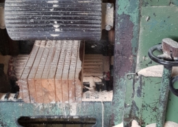Hobeln und Profilieren von Massivholz im Hobelwerk der Beer-Holz AG in Meiringen Hobeln und Profilieren von Massivholz im Hobelwerk der Beer-Holz AG in Meiringen