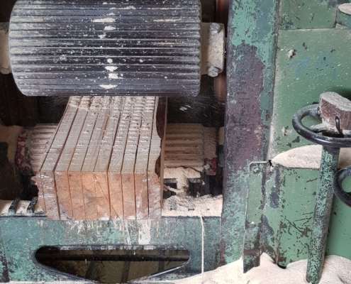 Hobeln und Profilieren von Massivholz im Hobelwerk der Beer-Holz AG in Meiringen Hobeln und Profilieren von Massivholz im Hobelwerk der Beer-Holz AG in Meiringen
