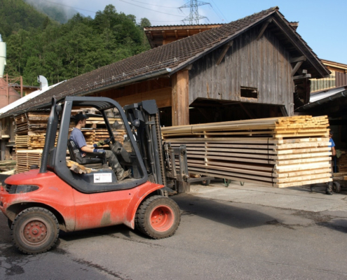Holzumschlag mit Gabelstapler auf dem Betriebsgelände der Beer-Holz AG in Meiringen Holzumschlag mit Gabelstapler auf dem Betriebsgelände der Beer-Holz AG in Meiringen