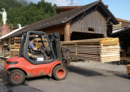 Holzumschlag mit Gabelstapler auf dem Betriebsgelände der Beer-Holz AG in Meiringen Holzumschlag mit Gabelstapler auf dem Betriebsgelände der Beer-Holz AG in Meiringen